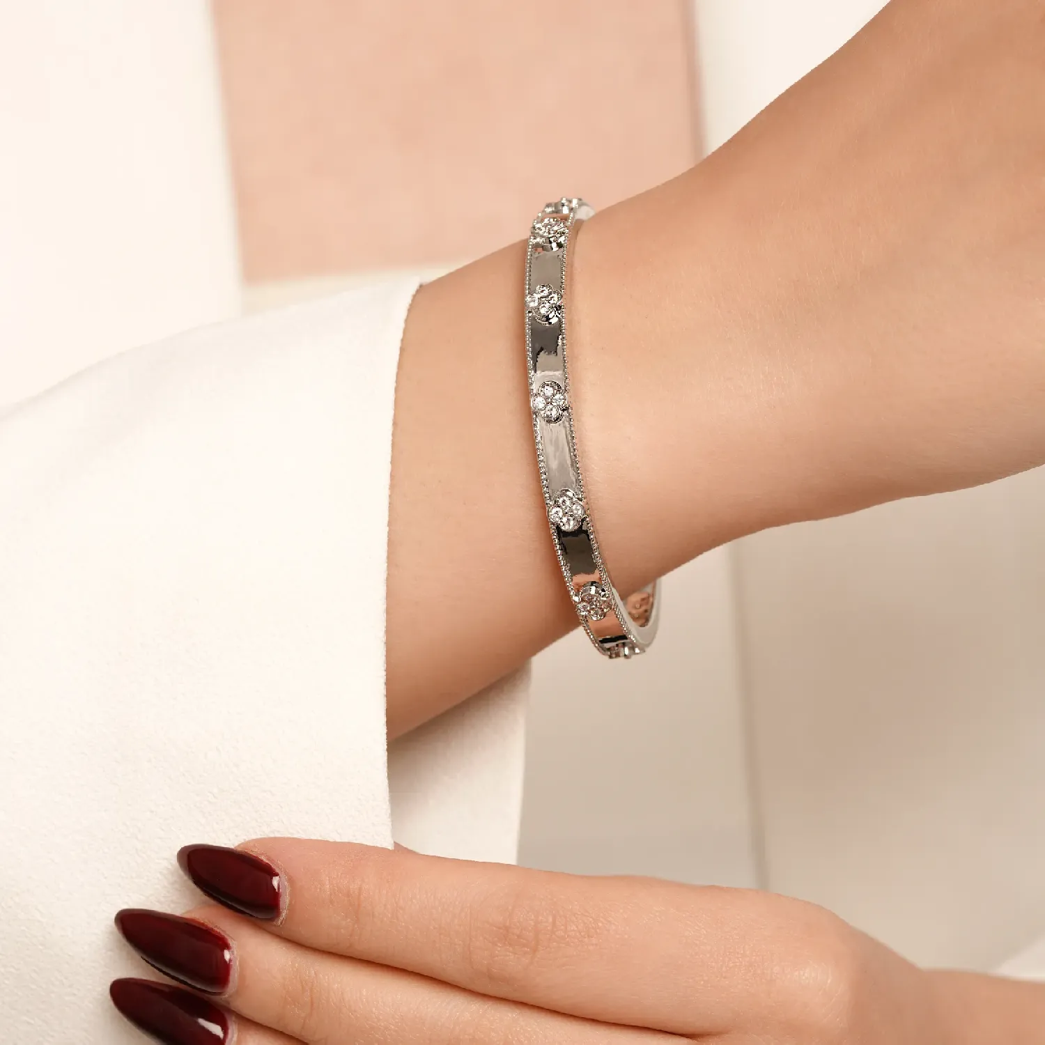 دستبند النگویی رادیوم نگین دار ونکلیف سفید