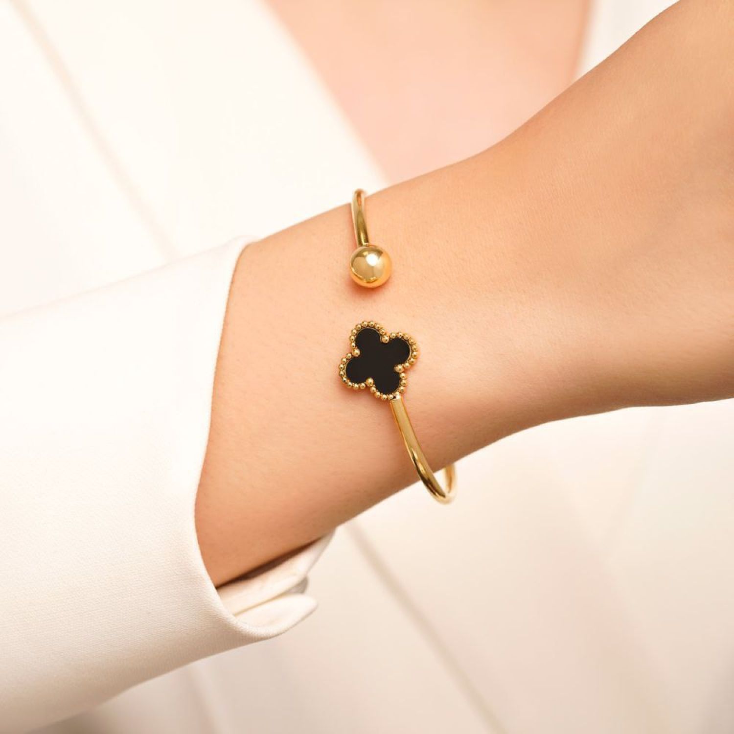 دستبند النگویی استیل 304 (Van cleef) ون کلیف گل 15 میل طلایی