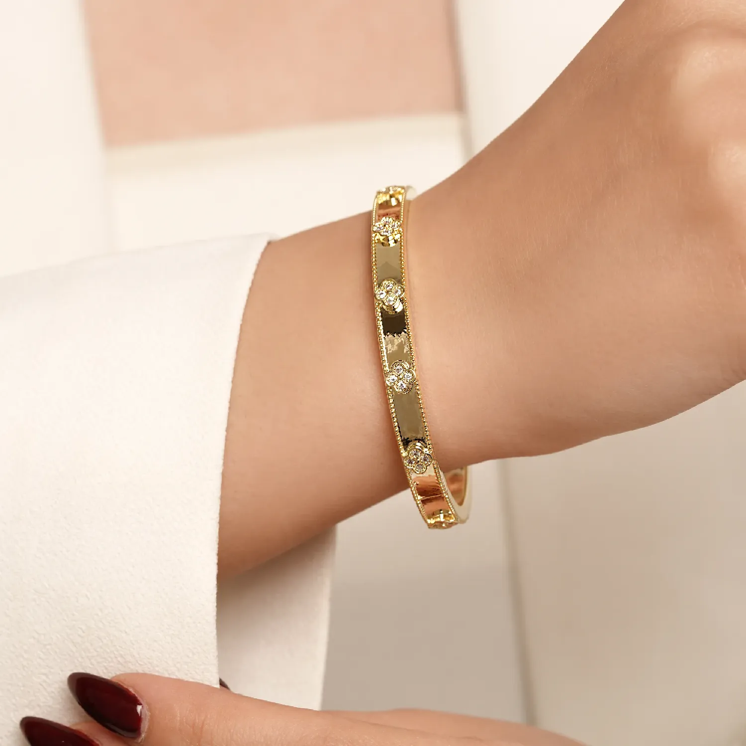 دستبند النگویی رادیوم نگین دار ونکلیف طلایی